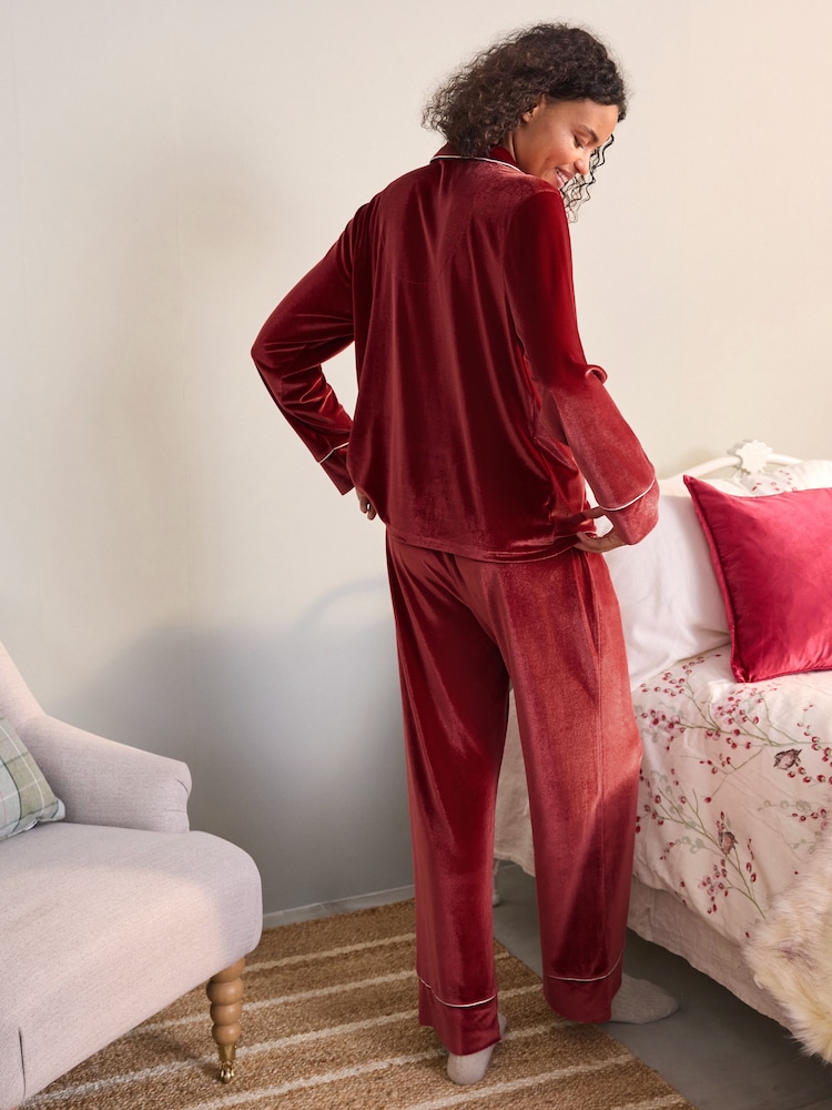 أحمر - طقم بيجامة مخملي مزوَّد بأزرار كاملة من Laura Ashley - صورة 2 من 13