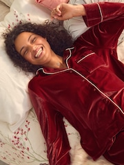 أحمر - طقم بيجامة مخملي مزوَّد بأزرار كاملة من Laura Ashley - صورة 4 من 13