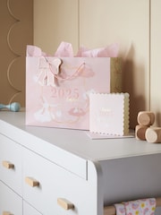 Set de bolsa de regalo y tarjeta para niña con diseño "Born In 2025" - Imagen 1 de 4