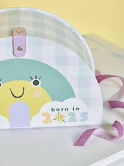 קופסת זיכרונות עם עיטור קשת בענן וכיתוב 2025 Born in - תמונה 3 מתוך 5