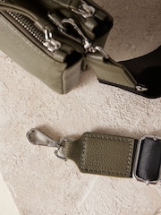 Khakigrün - Small Leather Zip Cross-Body Bag - Bild 3 von 5