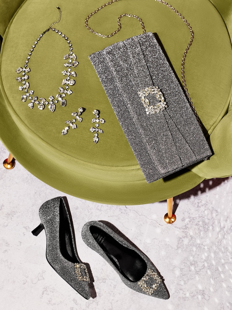 Silber - Clutch mit glitzernder Brosche - Bild 6 von 6 Silber - Clutch mit glitzernder Brosche - Bild 6 von 6