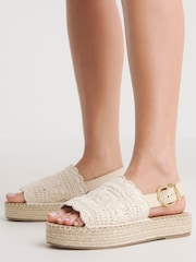 لون طبيعي - صندل موديل Espadrilles بنعل مسطح مفتوح من الأمام بحزام خلفي بمقاس واسع من Simply Be - صورة 1 من 4