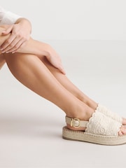 لون طبيعي - صندل موديل Espadrilles بنعل مسطح مفتوح من الأمام بحزام خلفي بمقاس واسع من Simply Be - صورة 2 من 4