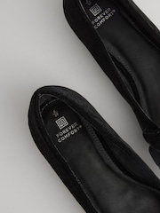 Žamet v črni barvi - Koničaste balerinke s pentljo Forever Comfort® - Slika 8 iz 10