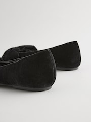 Žamet v črni barvi - Koničaste balerinke s pentljo Forever Comfort® - Slika 9 iz 10