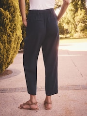 marine - Pantalon Stay Smart Barrel Leg en lin riche - Image 3 de 5
