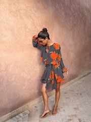 فستان قصير منقّط بطبعة زهور الخشخاش Ella من Never Fully Dressed - صورة 4 من 4