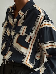 Reiss Isadora Geometric Print Button Through Shirt - Imagen 3 de 5