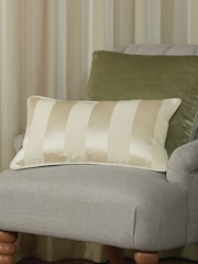 وسادة مخططة بتصميم Lille من Laura Ashley - صورة 1 من 4