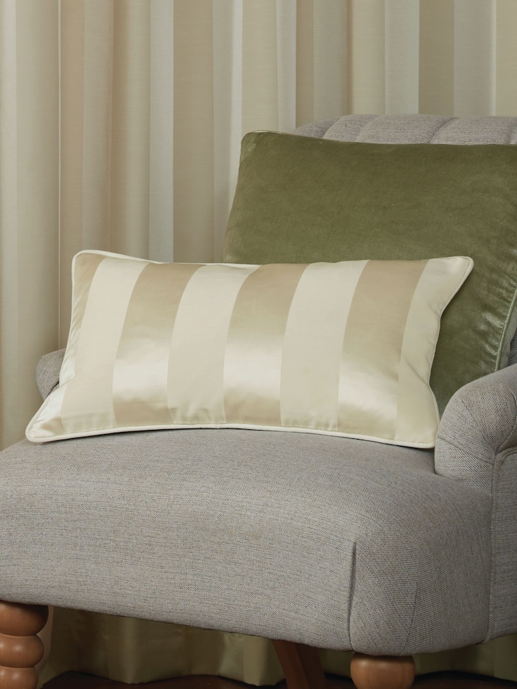 وسادة مخططة بتصميم Lille من Laura Ashley - صورة 1 من 4
