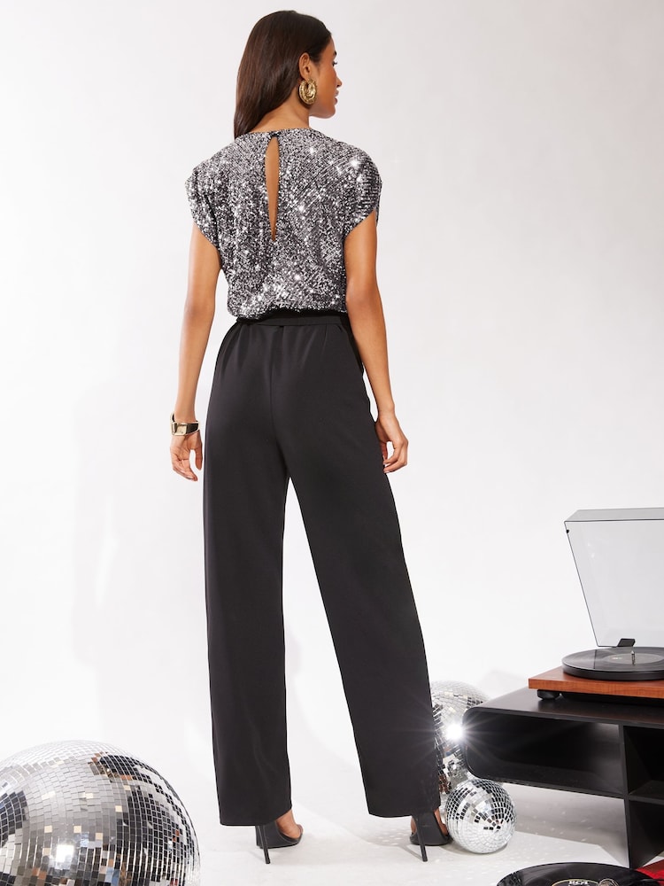 Silber - Friends Like These 2in1-Jumpsuit mit Paillettenbesatz, V-Ausschnitt und Gürtel - Bild 4 von 4 Silber - Friends Like These 2in1-Jumpsuit mit Paillettenbesatz, V-Ausschnitt und Gürtel - Bild 4 von 4