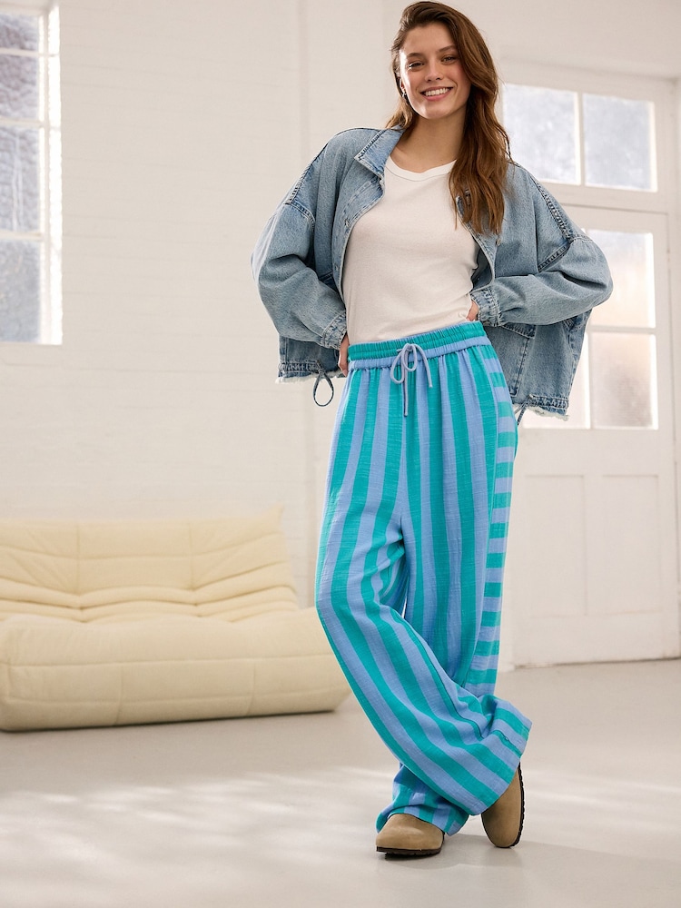 Blau - Gestreifte Hose mit weitem Bein zum Hineinschlüpfen - Bild 1 von 9 Blau - Gestreifte Hose mit weitem Bein zum Hineinschlüpfen - Bild 1 von 9