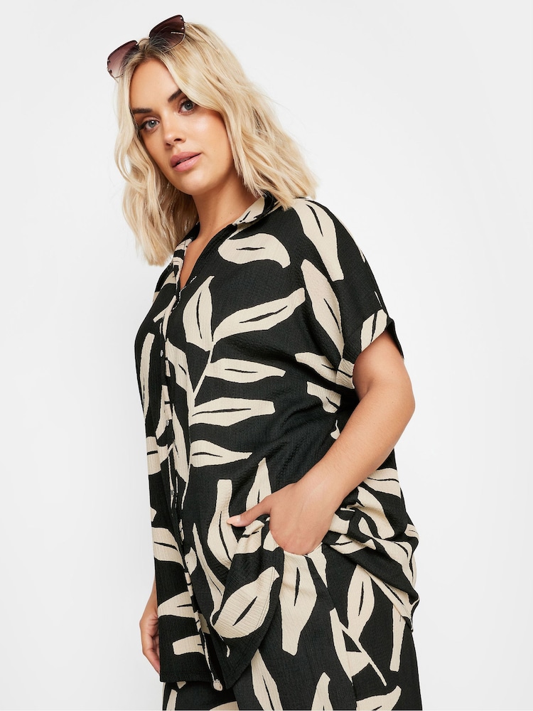 Schwarz mit Blätterprint - Yours Curve Kurzärmliges Crinkle-Hemd mit Blattmuster - Bild 1 von 5 Schwarz mit Blätterprint - Yours Curve Kurzärmliges Crinkle-Hemd mit Blattmuster - Bild 1 von 5