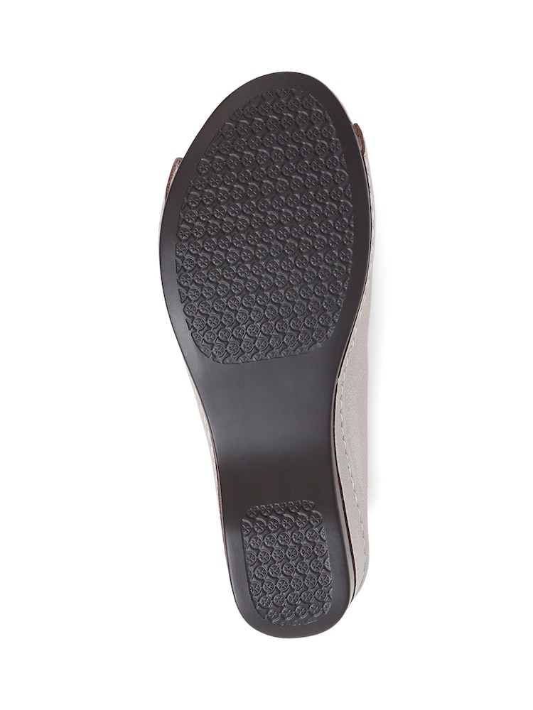 Metalizado - Sandalias tipo chinelas de cuña de Pavers - Imagen 5 de 5 Metalizado - Sandalias tipo chinelas de cuña de Pavers - Imagen 5 de 5