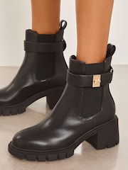 Botines Chelsea casuales de piel sintética con tacón bajo y suela gruesa de Lipsy - Imagen 1 de 4