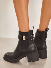 Botines Chelsea casuales de piel sintética con tacón bajo y suela gruesa de Lipsy - Imagen 4 de 4