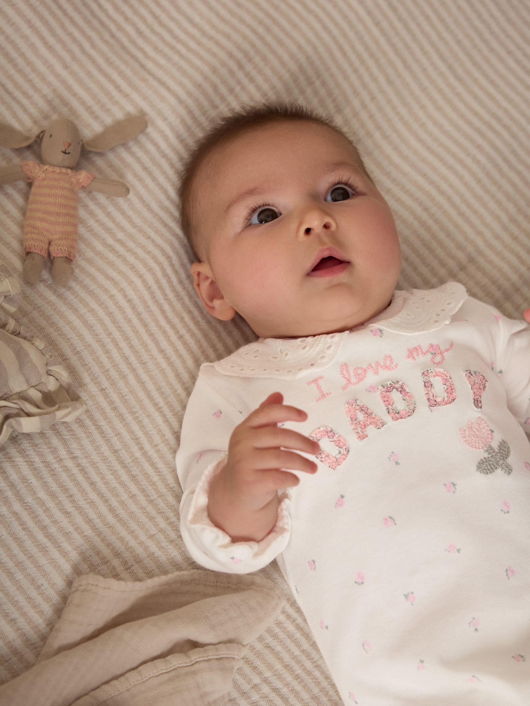 Przeglądaj Ecru Daddy - Pajacyk niemowlęcy z motywem rodziny, w