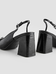 Noir - Forever Comfort® Square Toe Buckle Trim Block Slingback Sandals (Sandales à talon aiguille) - Image 6 of 7