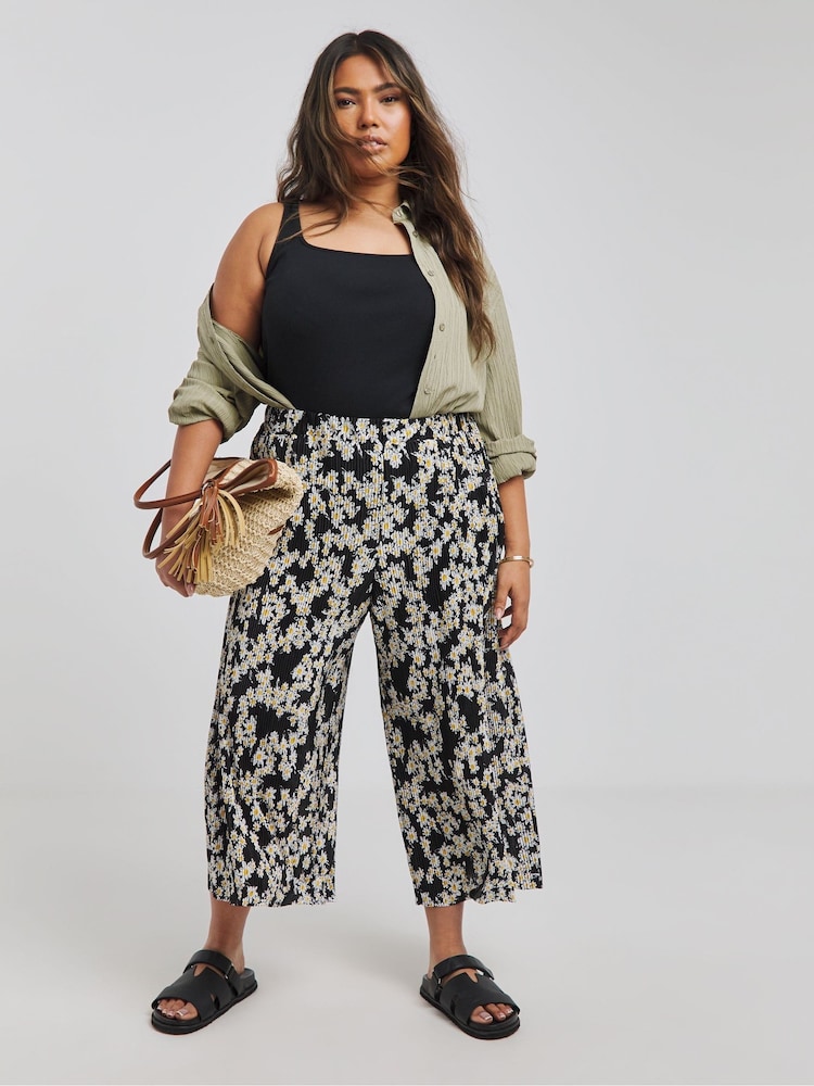 Simply Be Simply Be Ditsy Floral Print Plissé Culottes - Bild 1 von 5 Simply Be Simply Be Ditsy Floral Print Plissé Culottes - Bild 1 von 5