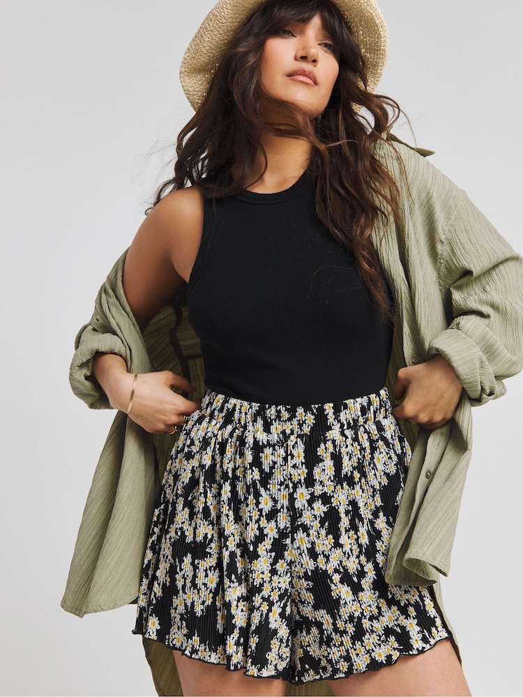 Simply Be Black Plissé Flippy Shorts - Image 1 of 4