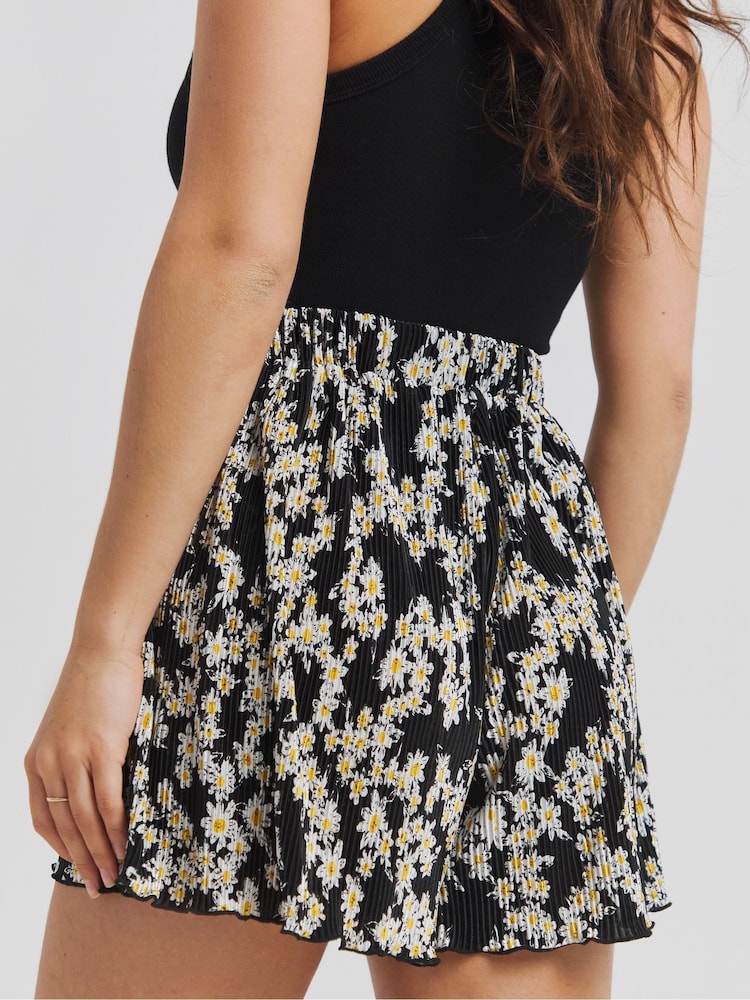 Simply Be Black Plissé Flippy Shorts - Image 2 of 4