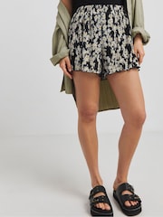 Simply Be Black Plissé Flippy Shorts - Image 3 of 4
