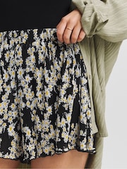 Simply Be Black Plissé Flippy Shorts - Image 4 of 4