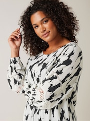 Evans Cream & Abstract Top - Image 4 of 5