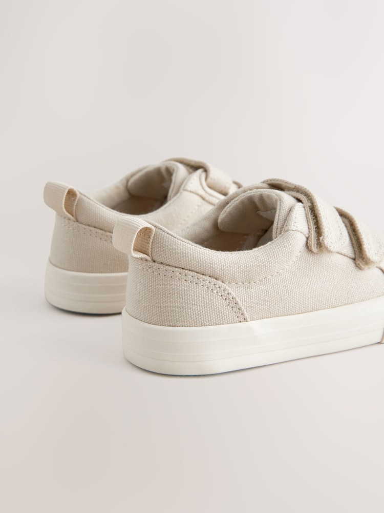 Neutrale Farbe - Turnschuhe mit zwei Klettverschlussriemen - Bild 2 von 4 Neutrale Farbe - Turnschuhe mit zwei Klettverschlussriemen - Bild 2 von 4