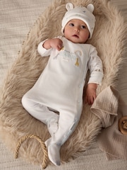 Blanco - Born in 2025 Baby Sleepsuit & Hat Set (0-9mths) - Imagen 10 de 11
