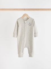Diseño con eslogan en tono neutro - Pack de 3 pijamas tipo pelele de algodón 100 % con cremallera bilateral y diseño sin calcetín para bebé (0 meses - 3 años) - Imagen 5 de 12
