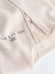 Diseño con eslogan en tono neutro - Pack de 3 pijamas tipo pelele de algodón 100 % con cremallera bilateral y diseño sin calcetín para bebé (0 meses - 3 años) - Imagen 9 de 12