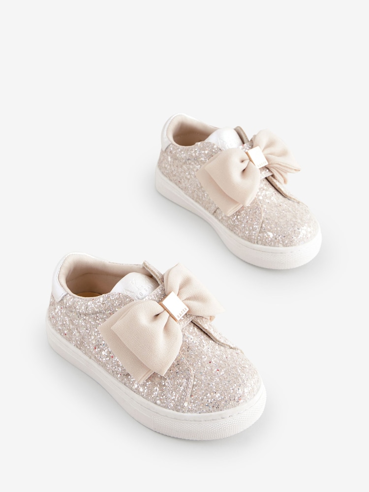 Elfenbeinfarben/Glitzer - Baker by Ted Baker Turnschuhe mit Organzaschleife für Mädchen - Bild 1 von 5 Elfenbeinfarben/Glitzer - Baker by Ted Baker Turnschuhe mit Organzaschleife für Mädchen - Bild 1 von 5