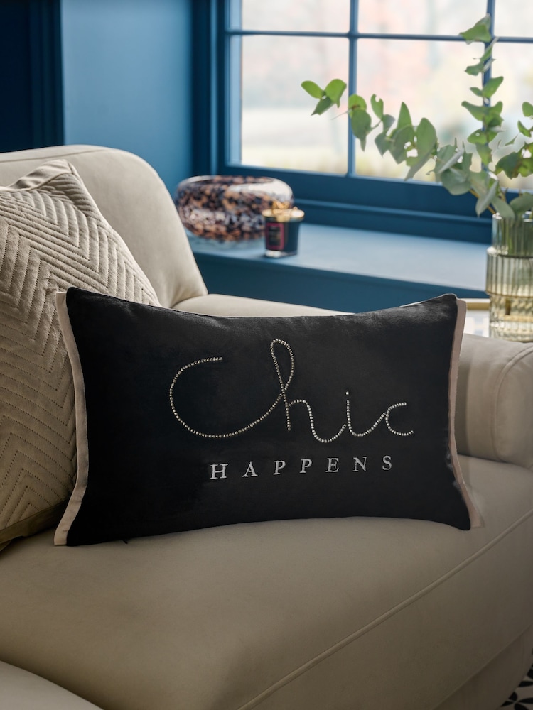 Chic Happens Žametna okrašena blazina s sloganom - Slika 1 iz 5 Chic Happens Žametna okrašena blazina s sloganom - Slika 1 iz 5