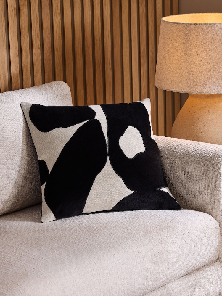 Kissen mit abstraktem Design - Bild 1 von 6 Kissen mit abstraktem Design - Bild 1 von 6
