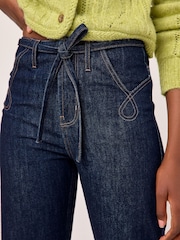 Mittelblau - Schlagjeans mit Gürtel und Taschen aus 100 % Baumwolle - Bild 4 von 8