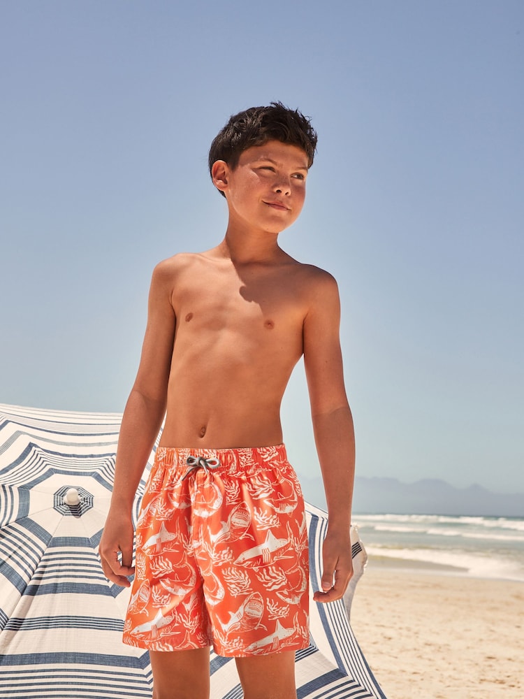 Rojo coral con diseño de tiburones - Bañador estampado (3-16 años) - Imagen 1 de 7 Rojo coral con diseño de tiburones - Bañador estampado (3-16 años) - Imagen 1 de 7
