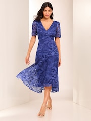Синий - Lipsy Кружево премиум Broderie с коротким рукавом V Neck High Low Midi платья - Image 1 of 4