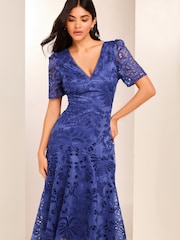 Синий - Lipsy Кружево премиум Broderie с коротким рукавом V Neck High Low Midi платья - Image 2 of 4