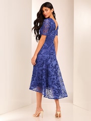Синий - Lipsy Кружево премиум Broderie с коротким рукавом V Neck High Low Midi платья - Image 4 of 4