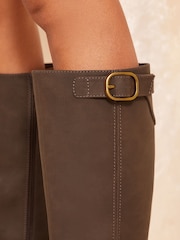 Marrón - Botas de piel sintética de caña alta con hebilla plana de Friends Like These - Imagen 2 de 4