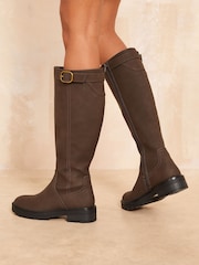 Marrón - Botas de piel sintética de caña alta con hebilla plana de Friends Like These - Imagen 4 de 4