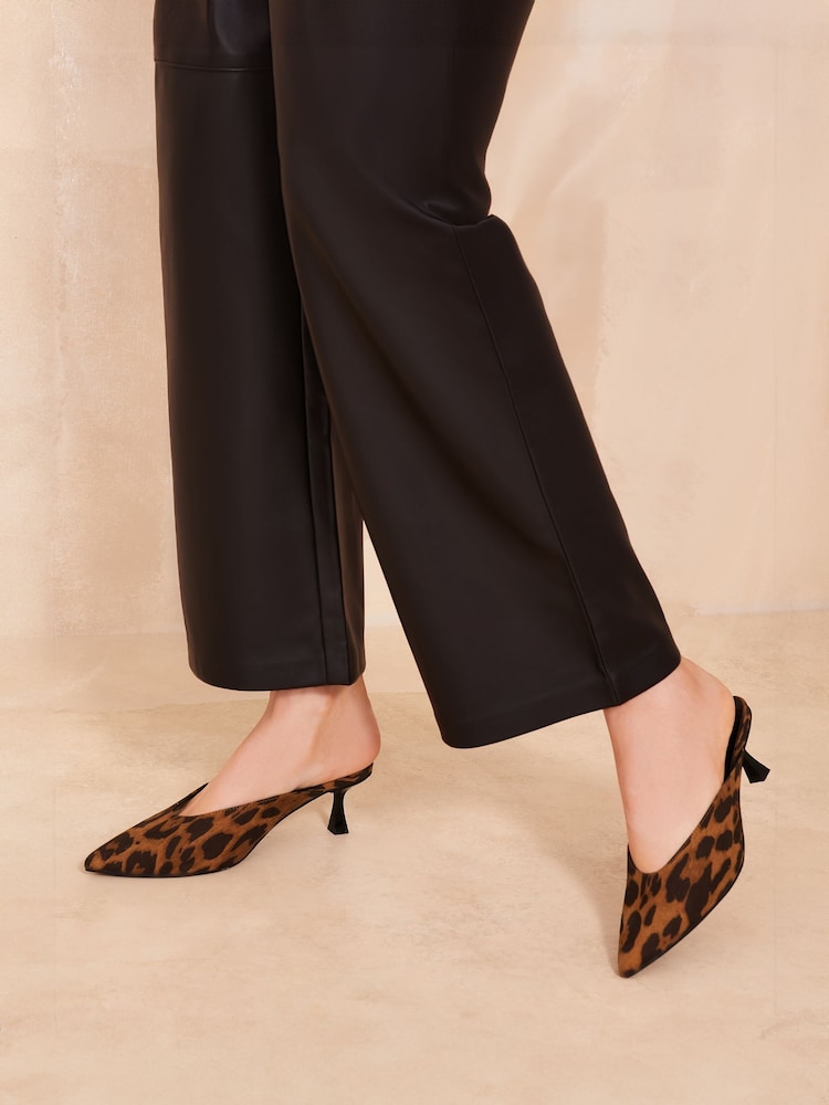 Braun mit Leopardenmuster - Friends Like These Pumps mit spitzer Zehenpartie und Kitten-Absatz aus Wildlederimitat - Bild 1 von 4 Braun mit Leopardenmuster - Friends Like These Pumps mit spitzer Zehenpartie und Kitten-Absatz aus Wildlederimitat - Bild 1 von 4