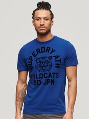 تيشرت Track And Field مُزيَّن برسمة شعار رياضي مصنوع من خامة %100 قطن من Superdry - صورة 1 من 1