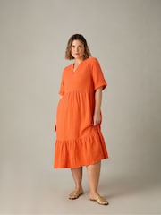Live Unlimited Curve Gestuftes Kleid aus Crinkle-Baumwolle - Bild 1 von 7