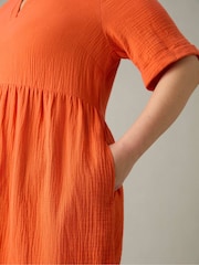 Live Unlimited Curve Gestuftes Kleid aus Crinkle-Baumwolle - Bild 4 von 7