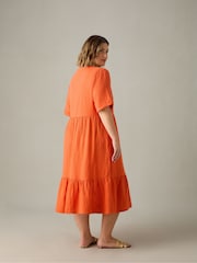 Live Unlimited Curve Gestuftes Kleid aus Crinkle-Baumwolle - Bild 5 von 7