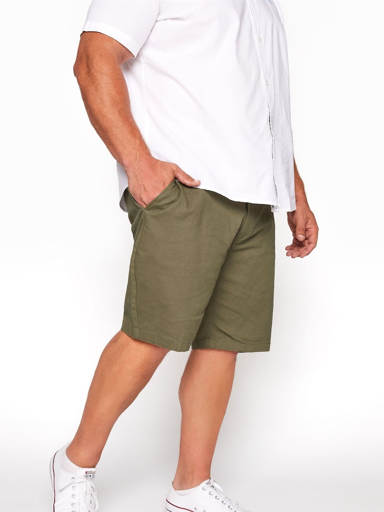 Verde - Pantalones cortos tipo chinos con diseño elástico de BadRhino Big & Tall - Imagen 2 de 5 Verde - Pantalones cortos tipo chinos con diseño elástico de BadRhino Big & Tall - Imagen 2 de 5