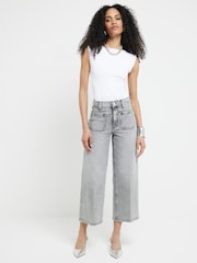 بنطلون جينز قصير بأرجل واسعة وخصر مرتفع وجيوب أمامية من River Island - صورة 1 من 4